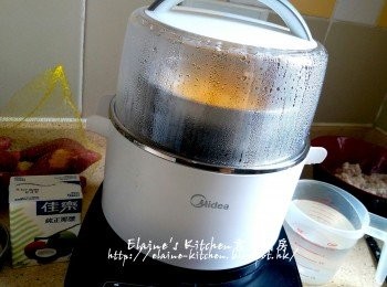 step7: 放上蒸架蓋上蓋按<蒸 / 煮>功能 , 時間調至20分鐘蒸至軟身備用