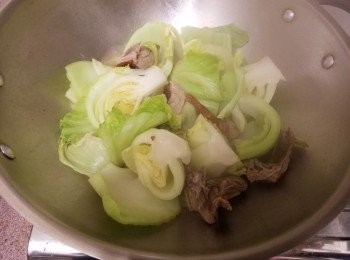 step2: 先用薑片起鑊，再爆炒燒鴨，跟著下芥菜，混合後下雞粉及滾水，轉細火，燜煮約二十分至芥菜淋身便可。