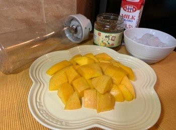 step1: 芒果洗淨削皮切粒。