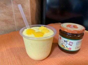 step3: 將完成的沙冰倒入杯中，最後放上芒果粒，可增加豐厚的口感。