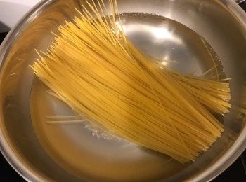 step2: 煲一鍋滾水，放1茶匙鹽，將意大利粉煮8分鐘（烹煮時間可參考意大利粉包裝提示），盛起隔去水份