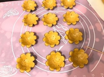 step4: 用牙籤於批皮上刺上小孔，放雪柜10分鐘後取出
預熱焗爐180度