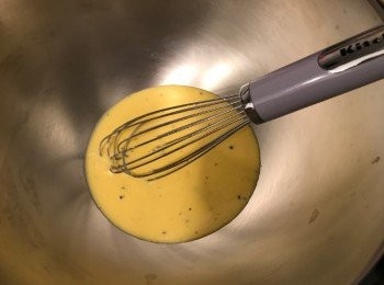 step2: 先將淡忌廉、蛋黃、芝士碎、黑椒碎和鹽撈勻備用