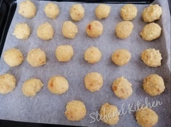 step4: 搓成圓粒狀放雪柜15分鐘，預熱焗爐130°焗20分鐘