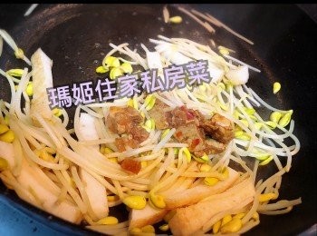 step4: 炒軟左大豆芽放埋魚片條👉🏻最後落魔鬼三重奏醬料
～試味～完成