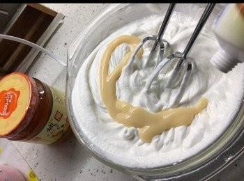 step3: 分三次加入煉奶，再打到挺身有紋路