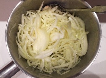 step1: 在湯鍋中以中火熱溶黃油，加入洋蔥並攪拌直至洋蔥均勻塗上牛油。