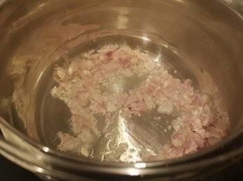 step3: 選用真空煲烹調省燃油，內膽加油爆香乾蔥粒。