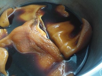 step2: 倒出醃豬耳的鹵水落煲內, 加入兩片薑同煮, 鹵水汁滾後放入豬耳再加熱水, 熱水蓋過豬耳就可以了。蓋蓋煮約15分鐘, 留待明早再煮15分鐘, 到晚上再煮15分鐘, 目測軟硬度和鹵水是否自己喜歡的味道。如喜歡帶甜可以再加少許糖份。