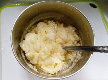 step5: 面團蒸完加入牛油，稍搓光滑後入雪櫃冷卻15分鐘