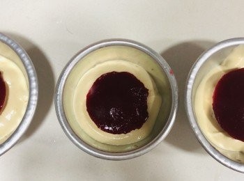 step10: 將已凝固的紅桑子夾心放入模中，將慕斯注滿模內，冷藏3小時至凝固