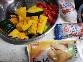 step1: 我是用這款粉絲，日本南爪，硬豆腐(硬豆腐可於超市有售)