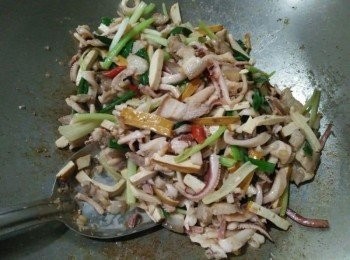 step5: 再依序小管干【澎湖日曬小管一夜干】、豆乾、芹菜、青蔥、辣椒，再加入1/8小匙醬油、1小匙糖，全部<span class="group_1">食材</span>一併炒勻，