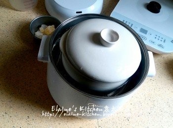 step4: 蒸燉寶的煲內加熱水至水位位置 , 放上蒸架 , 放上燉盅 , 蓋上煲蓋