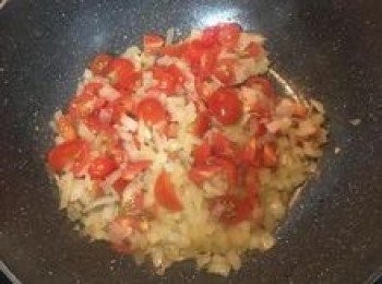 step7: 接著放入番茄丁炒出茄紅素；