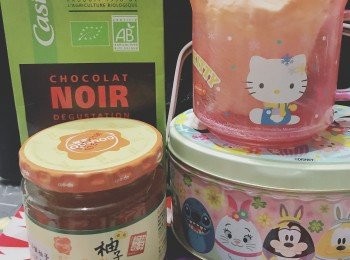 step2: 蛋黄加入糖用中速打至淡黃色及起紋（約3分鐘），加埋牛奶同橄欖油手動拌勻；