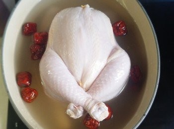 step7: 大火滾起後轉小火煮2-3hr,熄火前數分鐘才加入杞子和京蔥。另可因應個人口味加入適量的鹽。