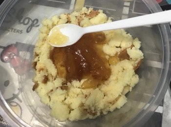 step1: 將蛋糕壓碎，加入柚子蜜伴好，再弄成一個個球狀，放去雪櫃大約5分鐘成形。