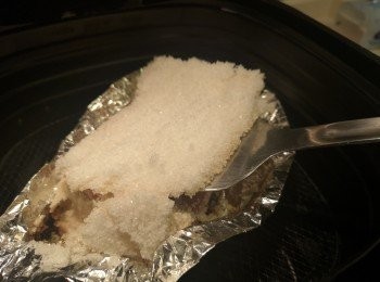 step11: 鹽塊不痴皮可輕易用鑊剷剷走，如痴皮請繼續焗多一陣。