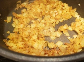 step6: 咖喱和洋蔥炒混。