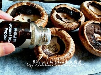 step8: 焗盆放上焗爐紙 , 再放上燒烤菇 , 掃一層油 , 灑上鹽及黑胡椒碎