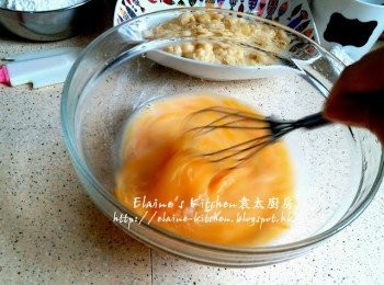 step2: 雞蛋打入大碗內 , 逐一加入砂糖 , 鹽 , 牛奶拌勻