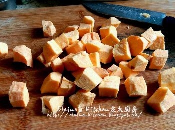 step6: 期間將雞蛋黃蕃薯去皮切粒 , 用水沖一沖洗及瀝乾放入碗內