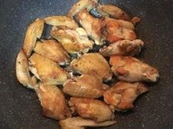 step6: 煎到雞翅開始收縮時，均勻撒入鹽和黑胡椒粉；