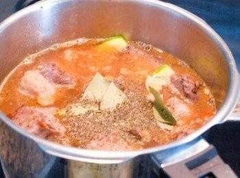 step4: 然後下牛尾骨、牛肉和所有材料，煮沸後轉小火燉煮約一個小時或至牛尾燉軟便可，再下鹽和黑胡椒粉調味即成！