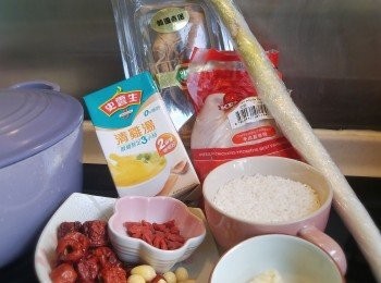 step1: 先預備材料，糯米預先浸2hr或以上,白果去殼去皮，全雞洗淨抹乾，韓蔘洗淨並拮孔(有助出味)，京蔥洗淨切段。