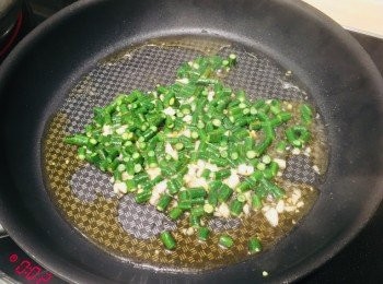 step3: 燒熱油鑊，加入蒜頭爆香，加入豆角，加入米酒大火爆香，加2湯匙清水、1茶匙生抽及糖，略炒，加蓋焗2分鐘，盛起。