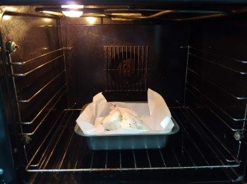 step10: 將雞放在舖上牛油紙的焗盤上，  放入預熱200度焗爐焗約25-30分鐘