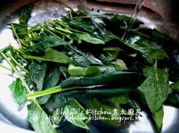 step1: 菠菜切去頂部 , 加少許鹽及水浸過面靜待10分鐘
