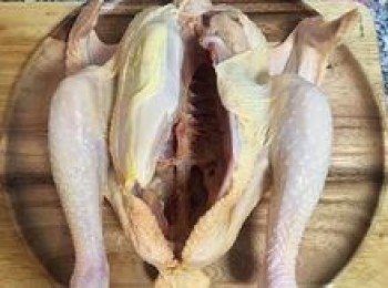 step2: 買雞時可以請雞販幫忙將<a href="https://bit.ly/3EZL8dD" target="_blank" data-keyword="雞胸" class="guide-link"><strong>雞胸</strong></a> <span style="display:inline-block;vertical-align:middle;margin-top:-3px;color:initial;border-radius:3px;padding:2px 3px;font-size:12px;line-height:14px;background:#87d300;color:#fff;">即買</span> 剖開，但雞脖子的地方不要切開，這樣雞才能撐的起來，而且會熟的很均勻。