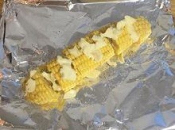 step11: 甜玉米切成4-5塊，用鹽和黑胡椒粉抹勻後放在鋁箔紙上，均勻擺上捏扁的無鹽奶油，接著用鋁箔紙捲起來即可。