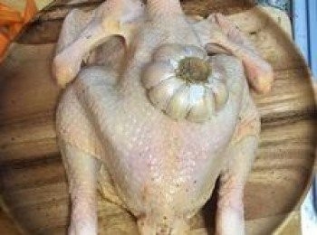 step6: 先用切半的蒜頭抹ㄧ抹整隻雞；