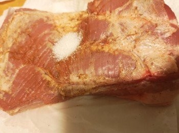 step2: 再用糖和鹽搽混豬肉，醃料不沾上豬皮。
