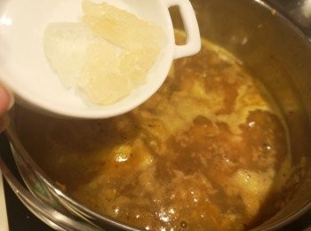 step6: 加入熱上湯或熱水再加冰糖。