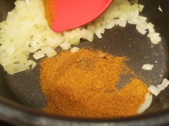 step5: 用少少油爆香咖喱粉。