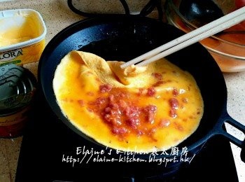 step7: 見蛋液開始半凝固狀態 , 用筷子或鏟輕輕將蛋向內捲