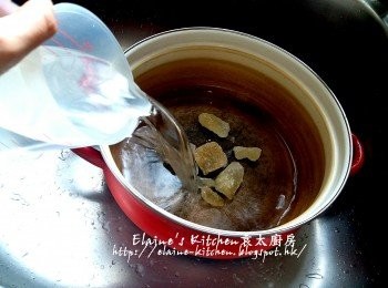 step12: 冰糖加入煲內 , 加入1000ml水 , 用中火煮至冰糖完全溶掉