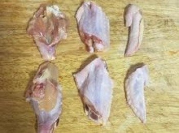 step3: 三節翅延著關節處分切為三塊；小雞腿的部份延著骨頭斜切一刀將肉最厚的地方切開（不要切斷）；中翅部份則只要從兩根骨頭中間的兩端各切開一刀即可。
