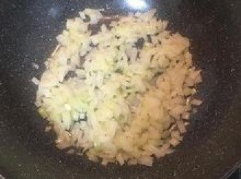step6: 炒鍋放入少許橄欖油炒香洋蔥；