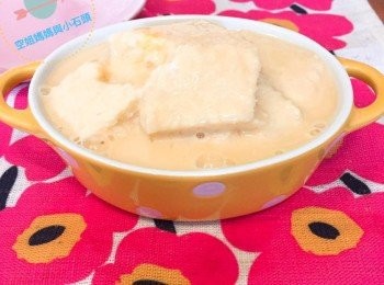 step4: 香蕉切成小塊放在焗盆底 再加入麵包、奶和蛋液