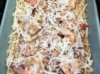 step6: 將大蝦夾起排於伊麵上，再把<span class="group_2">芝士汁</span>倒於上面，再撒上適量mozzarella芝士碎。