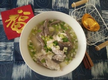 step6: 再擺上吉祥春聯「福」和「招財進寶」字樣，能討個吉利，最後，即可盛碗享用紅魽魚頭味噌湯【澎湖野生水產】【豆豆愛的料理】。