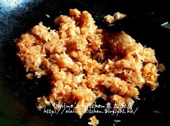 step14: 再加入水拌勻不停炒 , 炒至生米熟透 , 加入<span class="group_2">調味料</span>拌勻