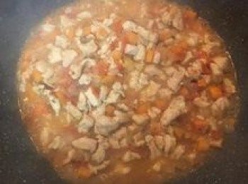 step10: 加入一杯水煮滾後略收汁，湯汁會因爲抓醃雞肉的玉米粉而產生黏稠感像勾薄芡的感覺，試味微調即可關火。