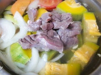 step3: 跳起後加入已汆燙好並洗淨的牛腱肉 , 外鍋再加入2杯水煮至跳起