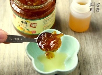 step4: 高島蜂蜜柚子茶加入橙酒，拌均做成蜂蜜柚子橙酒汁，橙酒份量可按個人喜好加減。